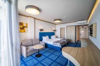 Отель HVD Viva Club – Maximum All Inclusive & Beach Snack Bar Золотые Пески Улучшенный двухместный номер с 1 кроватью или 2 отдельными кроватями (для 2 взрослых и 2 детей) — Бесплатный доступ на пляж-1